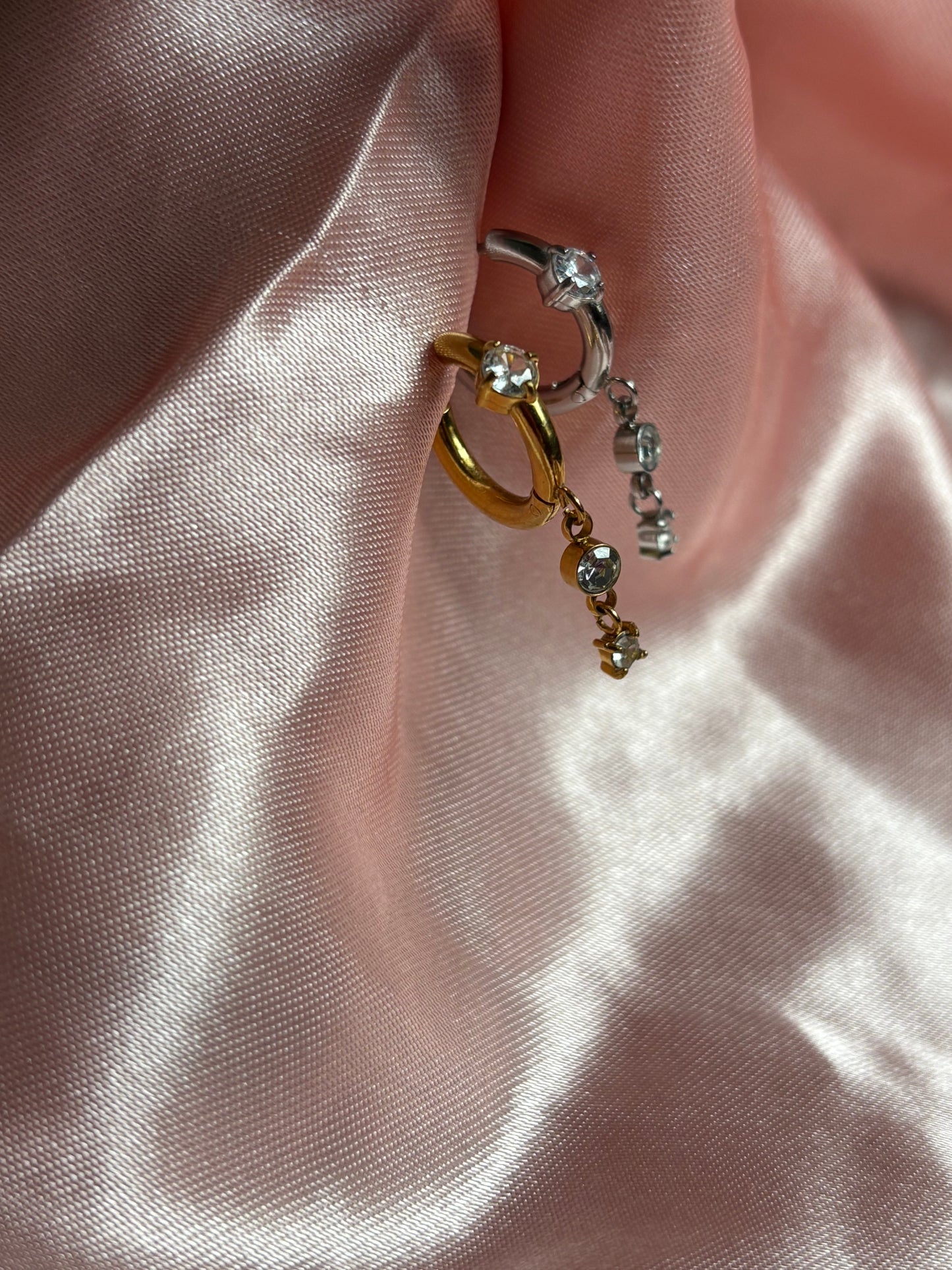 Symi ultra drop huggie ( stainless steel )